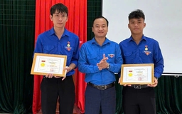 Trao huy hiệu 'Tuổi trẻ dũng cảm' cho 2 đoàn viên cứu người bị đuối nước