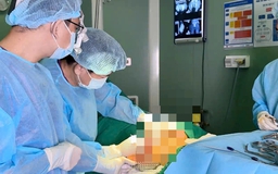 Hút hơn 2,5 lít dịch mủ từ mông bệnh nhân sau 7 năm tiêm filler