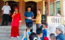 Dòng họ trao phần thưởng đặc biệt cho gia đình 3 con gái, dân mạng trầm trồ