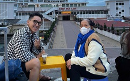 Chàng trai đưa mẹ đi chơi để 'học cách làm con'