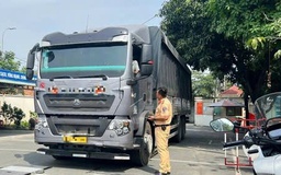 CSGT TP.HCM phạt 300 triệu đồng chủ xe và tài xế 2 ô tô quá tải đường