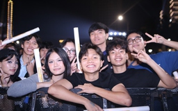 Biển người bùng cháy đêm giao thừa, xúc động gặp Đen Vâu