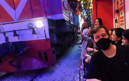 Alan Walker tung video check-in phố cà phê đường tàu Hà Nội