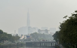 Giữa trưa, TP.HCM vẫn mịt mù vì ô nhiễm, không khí vượt 'cảnh báo đỏ'