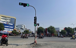 Trụ đèn giữa đường