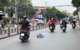 Clip xe điều khiển từ xa chạy nghênh ngang trên đường, tiếng nổ to như máy cưa