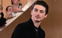 Lý do 'người đàn ông đẹp nhất thế giới' gây sốt ở Quả cầu vàng 2026