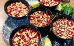 Người đàn ông nguy kịch sau khi ăn tiết canh dê