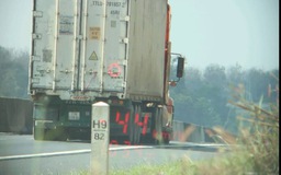 CSGT phạt nhiều xe chạy chậm trên cao tốc Phan Thiết - Dầu Giây