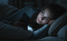 Nằm lướt điện thoại: Tư thế nào gây áp lực lớn nhất lên đốt sống cổ?