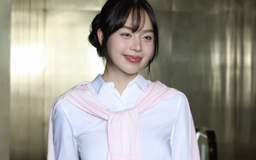 Diện áo sơ mi trắng tinh giản nhưng luôn ghi điểm thanh lịch