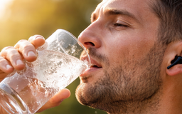 Uống nước lạnh ngay sau tập luyện, có gây nguy hiểm cho tim mạch?