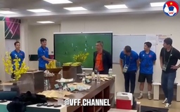 Hé lộ phòng thay đồ U.23 Việt Nam sau trận thắng Ả Rập Xê Út, Chủ tịch VFF hỏi... thẻ phạt