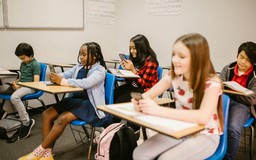 Lệnh cấm học sinh dùng điện thoại ở trường lan rộng khắp nước Mỹ