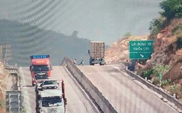 Thót tim cảnh 3 em nhỏ chơi đùa giữa cao tốc Cam Lâm - Vĩnh Hảo