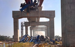 Cần cẩu sập trúng tàu hỏa Thái Lan, ít nhất 22 người chết