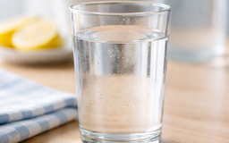 Uống nước tưởng đơn giản, vì sao nhiều người vẫn làm sai?