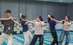 Thức đến 2 giờ đêm để… tập văn nghệ cho tiệc cuối năm