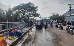 TP.HCM xử lý lấn chiếm vỉa hè: CSGT lập nhiều biên bản quanh các chợ