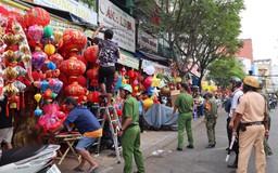 Phường, xã ở TP.HCM cam kết 'làm sạch' vỉa hè