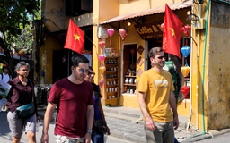 Thủ tướng: Tuyệt đối không nâng giá, ép giá khách du lịch dịp Tết Nguyên đán