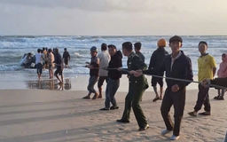 Quảng Trị: Sóng đánh chìm ghe, 1 ngư dân mất tích