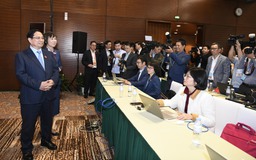 Thủ tướng thăm, động viên phóng viên tác nghiệp tại Đại hội XIV