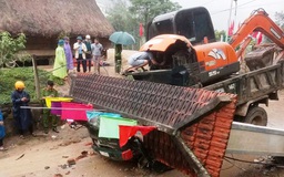 Đà Nẵng: Xe tải 'cõng' xe múc làm sập cổng chào, 2 người tử vong tại chỗ