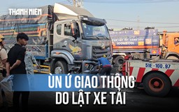 Xe tải tông dải phân cách, giao thông cửa ngõ TP.HCM ùn ứ