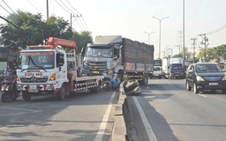 Xe tải tông dải phân cách đường Lê Đức Anh, giao thông cửa ngõ TP.HCM ùn ứ