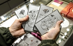 Rủi ro cực lớn khi mua bán bạc trên giấy tại 'chợ đen'