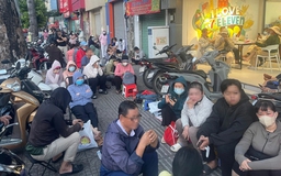 Xếp hàng từ sáng sớm suốt nhiều ngày liền vẫn không mua được vàng