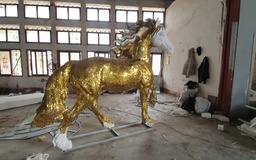 Tượng ngựa 'vàng chói' được đấu giá 70 triệu đồng: Câu chuyện ấm lòng phía sau