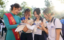 Những khoảnh khắc đẹp của học sinh lớp 12 tìm hiểu về ngành nghề