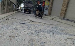 Đường hỏng, đi lại khó khăn