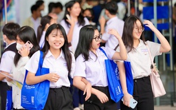 Đông nghịt học sinh 'trảy hội' chọn trường, chọn ngành