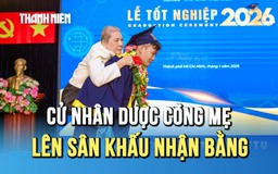 Khoảnh khắc lay động con tim: Cử nhân tốt nghiệp xuất sắc cõng mẹ lên sân khấu nhận bằng