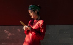 Bộ ảnh khiến ai cũng muốn mặc áo dài, khăn lụa đi du xuân