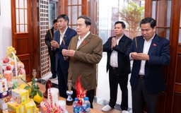 Chủ tịch Quốc hội thắp hương tưởng nhớ cố Tổng Bí thư Nguyễn Phú Trọng