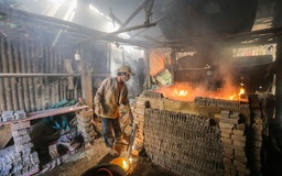 Chuyện một gia đình chuyên nặn tượng ông Táo: 'Bỏ nghề thì 23 tháng chạp lấy gì cúng?'