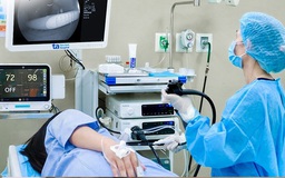 Một phút bất cẩn: Nuốt bàn chải khi tự khều thức ăn ở họng