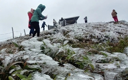 Không khí lạnh tràn về miền Bắc, rét đậm trở lại, miền Trung mưa 4 ngày