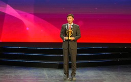 Hình ảnh Đình Bắc đội mũ cối cho HLV Kim Sang-sik được vinh danh, U.22 Việt Nam thắng lớn