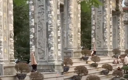 Người phụ nữ 'mặc ngắn cũn cỡn' tạo dáng yoga trước chùa Linh Ứng gây bức xúc