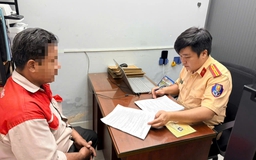 CSGT TP.HCM phạt tài xế xe bồn xả chất thải xuống đường