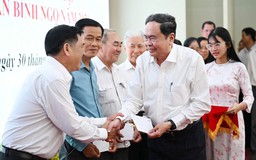 Chủ tịch Quốc hội thăm, tặng quà gia đình chính sách tại Cần Thơ