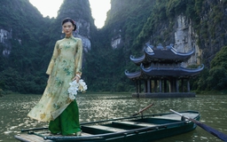 'Nàng thơ’ áo dài đẹp tựa tranh thủy mặc giữa lòng di sản thế giới