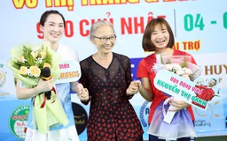 ‘Nữ hoàng điền kinh’ Nguyễn Thị Oanh xuất hiện ở sự kiện đặc biệt, đánh cầu lông cùng vợ Tiến Minh