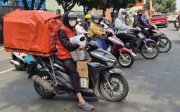 Cuối năm, đơn hàng của shipper tăng gấp rưỡi, chạy từ sáng đến khuya