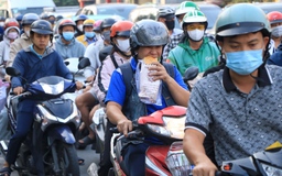 Đường phố TP.HCM ngày làm việc đầu tiên năm 2026: Hối hả… 'chạy' Tết Nguyên đán